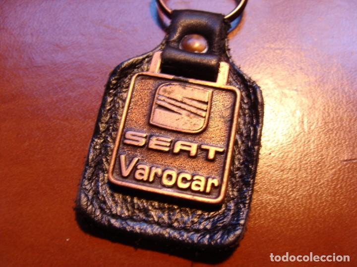 Coleccionismo de llaveros: ANTIGUO LLAVERO DE COLECCION DE SEAT CON PIEL VAROCAR MIERES ASTURIAS COCHE AUTOMOVIL