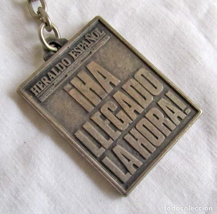 Collection of Keychains: Llavero met&aacute;lico Heraldo Espa&ntilde;ol Ha llegado la Hora, Por Espa&ntilde;a y con Espa&ntilde;a