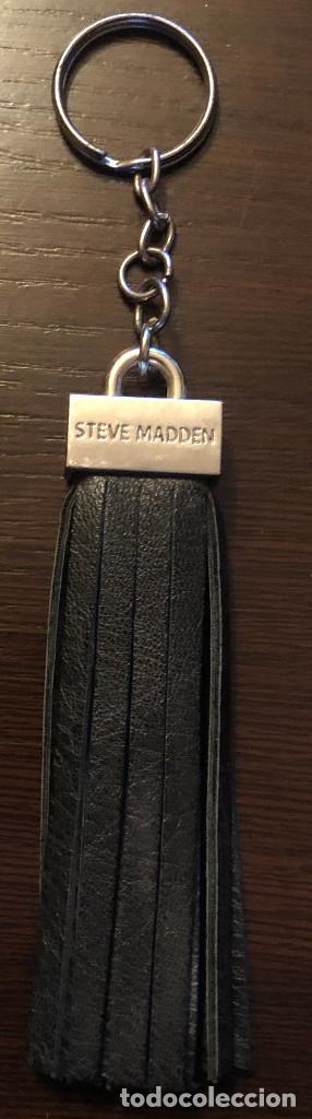 Coleccionismo de llaveros: Llavero publicitario de marca de moda Steve Madden. De llavero y tiras de cuero. Buen estado.
