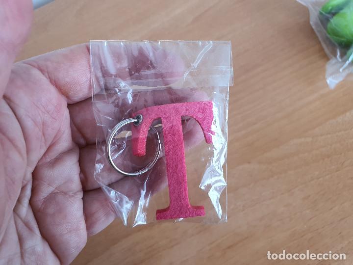 Coleccionismo de llaveros: Llavero T fieltro fucsia. Deutsche Telecom (2007). Precintado