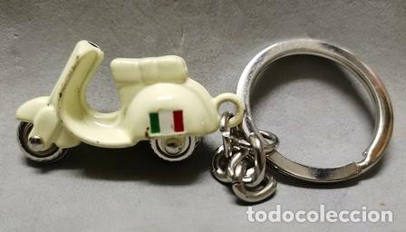 Coleccionismo de llaveros: LLAVERO DE METAL VESPA (FALTO DE MANILLAR) - LLAV-12599 - B-359