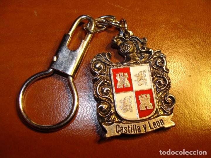 Collection of Keychains: ANTIGUO LLAVERO DE COLECCION CASA REGIONAL CASTILLA Y LEON ZARAGOZA