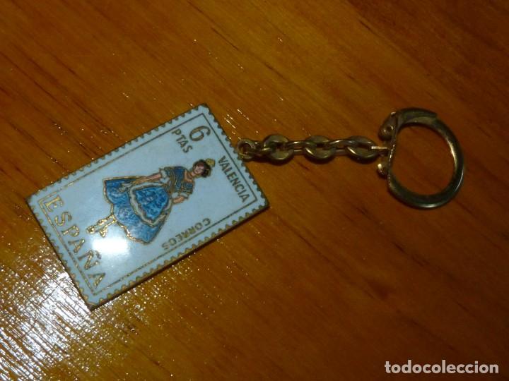 Colecionismo de porta-chaves: BONITO LLAVERO FORMA SELLO 6 PESETAS ESMALTE FIGURA VALENCIA FALLERA