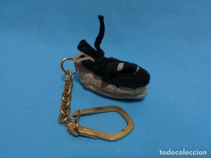 Sammlung von Schl&uuml;sselanh&auml;ngern: LLAVERO DE TELA - MINIATURA CALZADO TRADICIONAL (OBJETOS MINIATURAS)