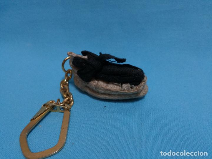 Sammlung von Schl&uuml;sselanh&auml;ngern: LLAVERO DE TELA - MINIATURA CALZADO TRADICIONAL (OBJETOS MINIATURAS)