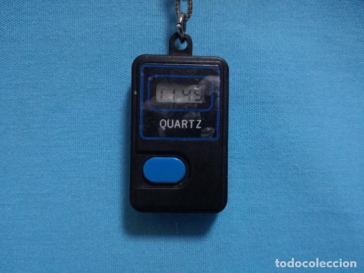 Sammlung von Schl&uuml;sselanh&auml;ngern: LLAVERO DE PLASTICO - MINIATURA RELOJ TAIWAN FUNCIONA (OBJETOS MINIATURAS)