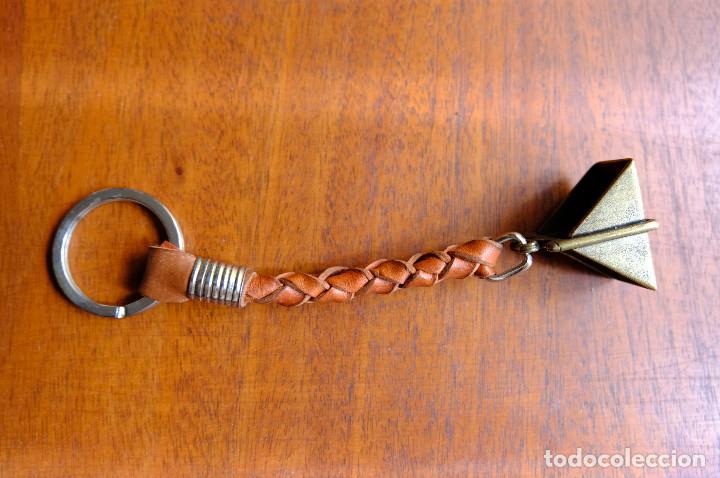 Colecionismo de porta-chaves: LLAVERO ESTRIBO. EN BRONCE Y CUERO. 15 CM. DE LARGO
