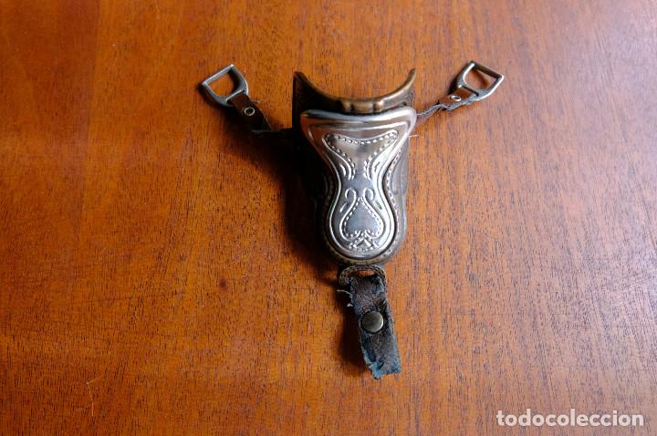 Colecionismo de porta-chaves: LLAVERO MONTURA CON ESTRIBOS, EN BRONCE-LAT&Oacute;N. 6X4,5 CM.(MONTURA)