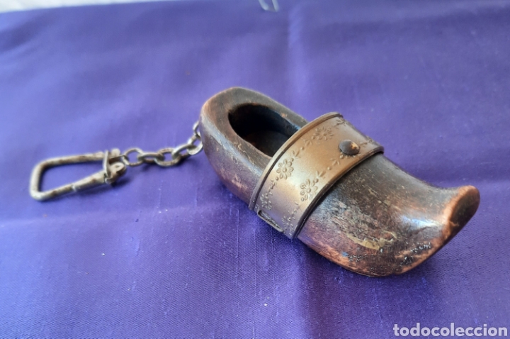 Coleccionismo de llaveros: Llavero zueco de madera muy antiguo con motivos florales vintage