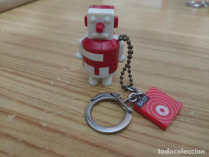 Coleccionismo de llaveros: Llavero puzzle / rompecabezas con forma de robot publicidad de Basf - Foto 1