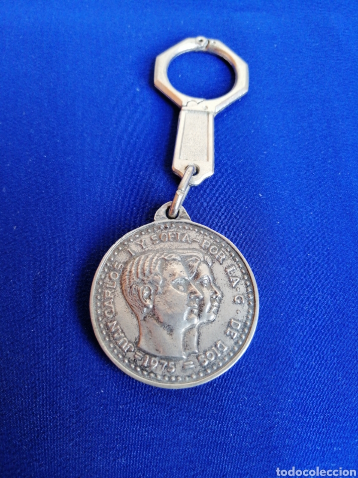 Sammlung von Schl&uuml;sselanh&auml;ngern: LLAVERO MONEDA JUAN CARLOS Y SOFIA TALLERES DOM&Iacute;NGUEZ
