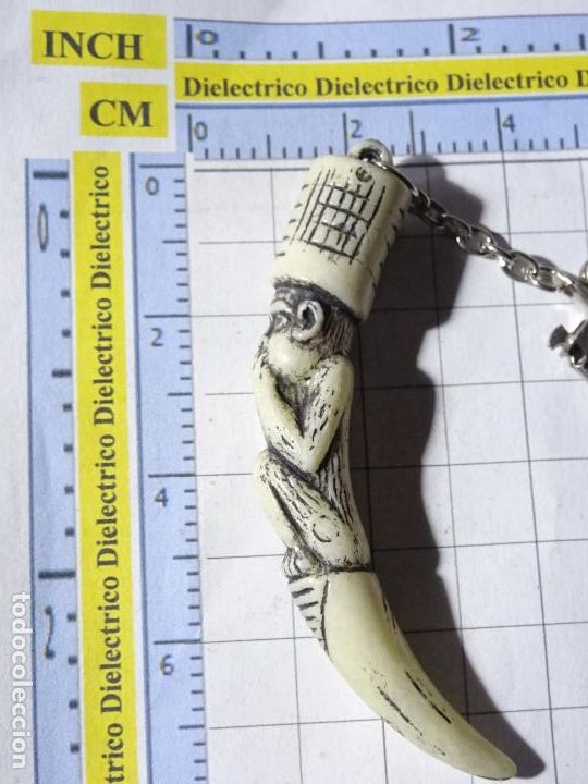 Collection of Keychains: LLAVERO DE CUERNO TALLADO. PERSONAJE MONO BOCA TALLADA