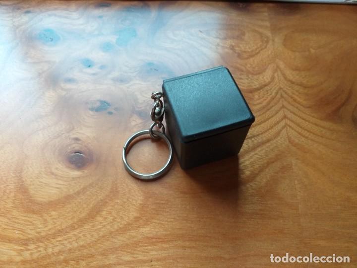 Collectionnisme de portes-cl&eacute;s: LLAVERO CAJA SORPRESA