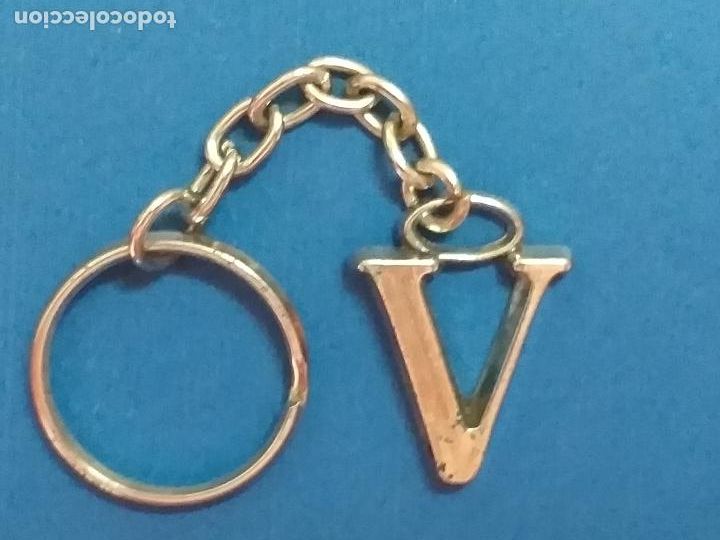 Collectionnisme de portes-cl&eacute;s: Llavero con letra V. METAL.