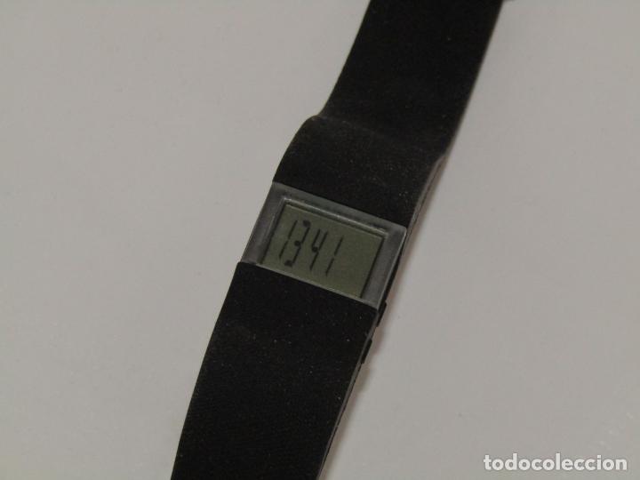 Coleccionismo de llaveros: RELOJ CUENTAPASOS - CORREA DE GOMA NUEVO - Foto 1