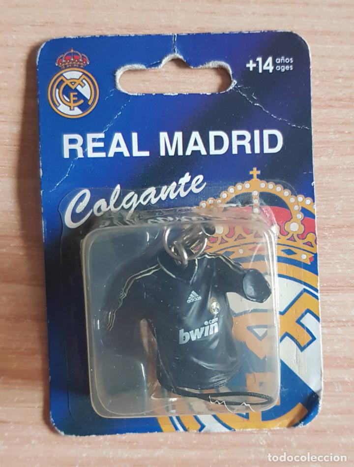 Collectionnisme de portes-cl&eacute;s: Llavero colgante para m&oacute;vil. camiseta del Real Madrid Dorsal 17 Van Nistelrooy En su caja original
