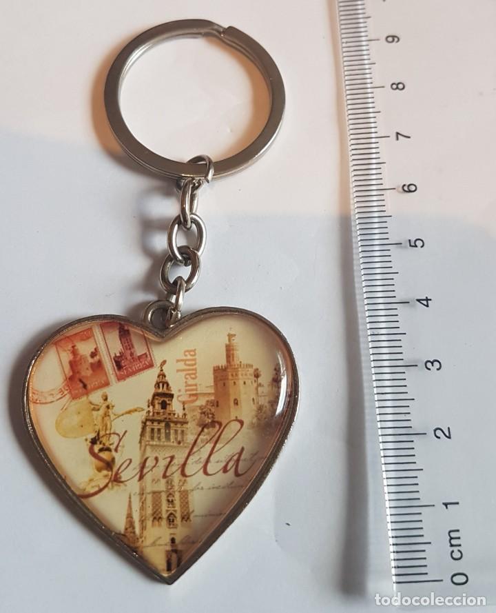 Coleccionismo de llaveros: llavero recuerdo de Sevilla en forma de coraz&oacute;n - Foto 2