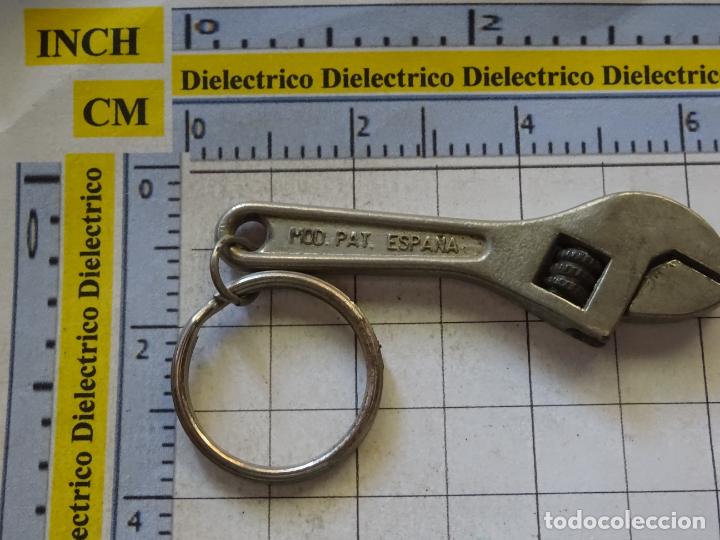 Sammlung von Schl&uuml;sselanh&auml;ngern: LLAVERO DE FIGURITAS MINIATURAS. HERRAMIENTA JUGUETES PILEN ESPA&Ntilde;A. LLAVE INGLESA