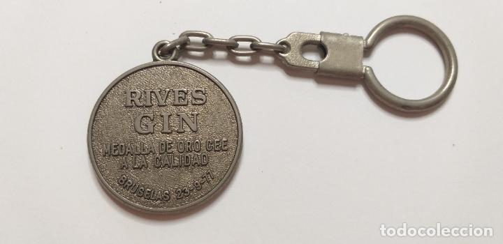 Collection of Keychains: llavero con publicidad de rives gin. medalla de oro de la calidad. Bruselas 1977