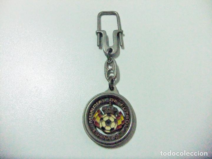 Coleccionismo de llaveros: LLAVERO METAL MUNDIAL DE F&Uacute;TBOL ESPA&Ntilde;A 1982 - CAMPEONATO &acute;82 BANDERA BAL&Oacute;N KEYRING KEYCHAIN