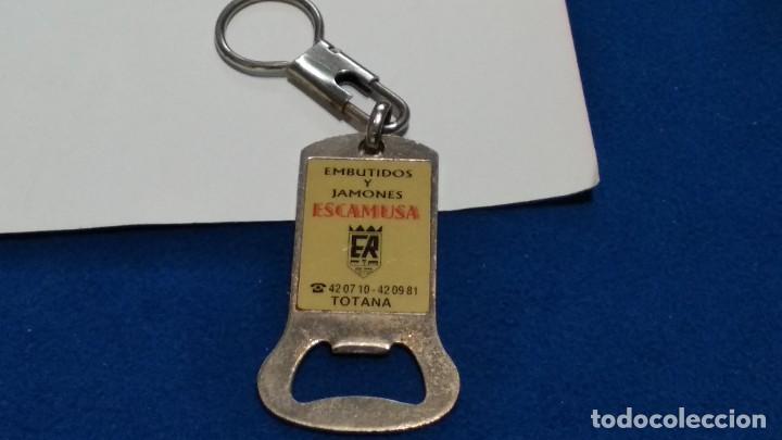 Coleccionismo de llaveros: LLAVERO ( ABRIDOR DE BOTELLA - EMBUTIDOS Y JAMONES ESCAMUSA - TOTANA) DE LOS 80 -