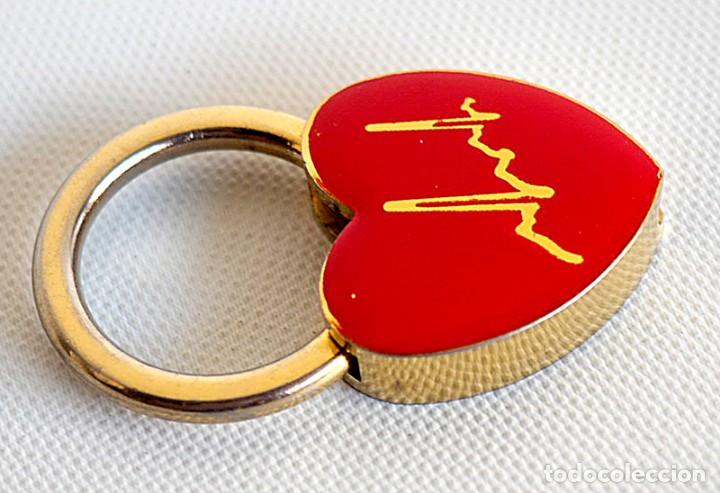 Coleccionismo de llaveros: Llavero de coraz&oacute;n dorado y rojo - Foto 1