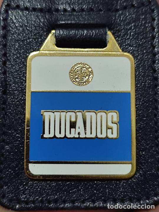 Coleccionismo de llaveros: DUCADOS PROMOCIONAL LLAVERO PIEL METAL PINTURA LACADA 6 CMS ALTO TABACO CIGARRILLOS