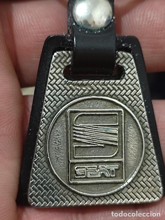 Coleccionismo de llaveros: SEAT LLAVERO VINTAGE METAL Y CAUCHO SIN PUBLICIDAD 5 CMS ALTO MUY RARO