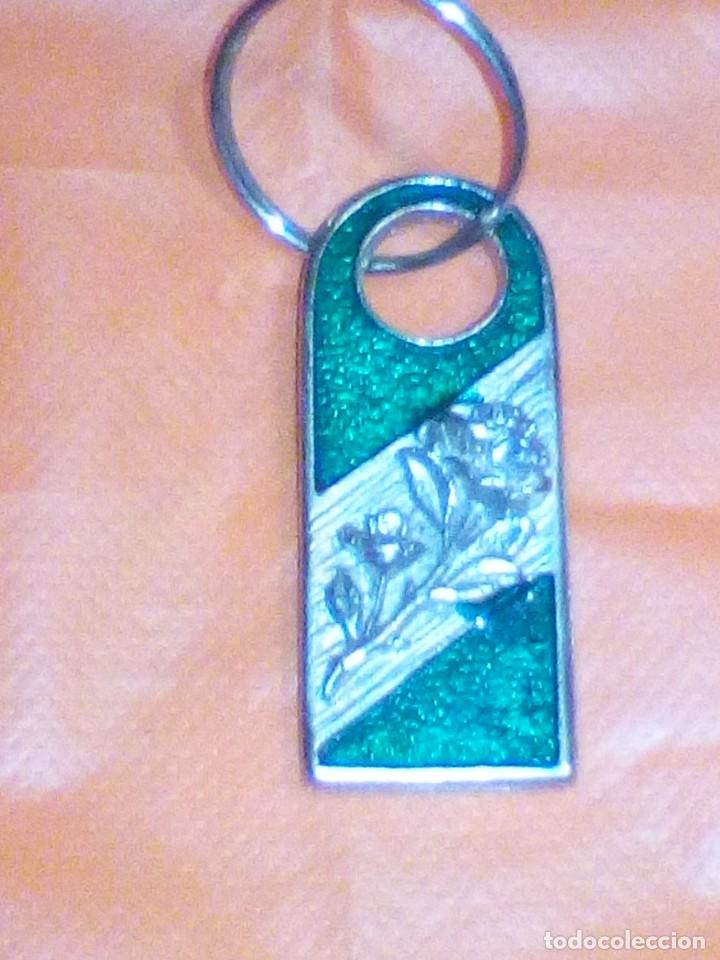 Collectionnisme de portes-cl&eacute;s: Llavero Bandera de Andaluc&iacute;a con Rosa (Los 100.000 Gerseys - Sevilla). Ver mas fotos.