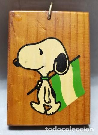 Coleccionismo de llaveros: LLAVERO DE MADERA SNOOPY CON BANDERA ANDALUZA - LLAV-15959 - B-541