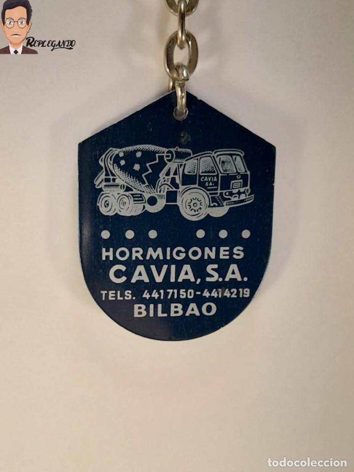 Coleccionismo de llaveros: ANTIGUO LLAVERO PEGASO COMET - CAMI&Oacute;N HORMIGONERA - HORMIGONES CAVIAS.A. (BILBAO) EN ALUMINIO AZUL
