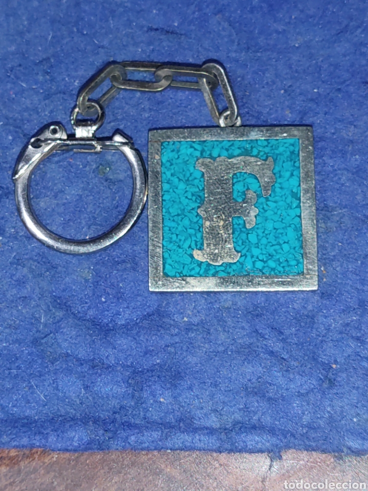 Coleccionismo de llaveros: Llavero con la letra o inicial F de alpaca y turquesa,contrastado.