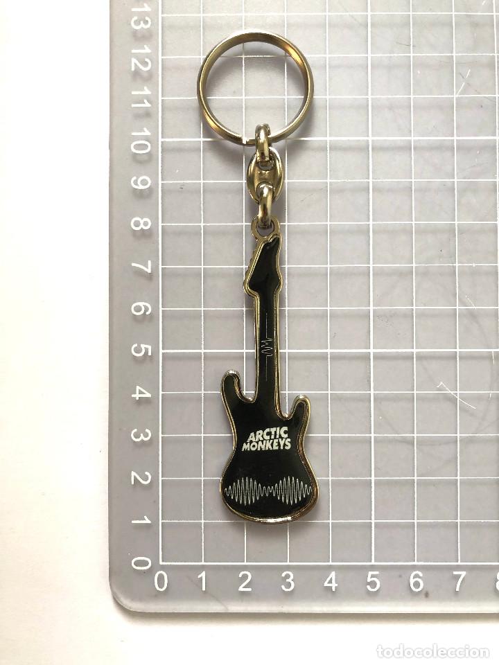 Collectionnisme de portes-cl&eacute;s: LLAVERO CON FORMA DE GUITARRA ARCTIC MONKEYS