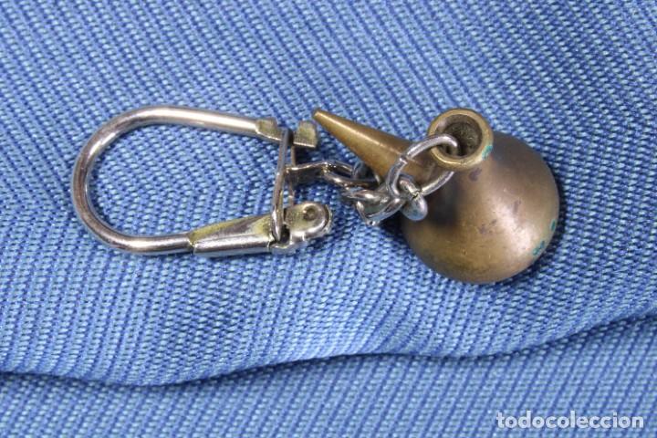 Sammlung von Schl&uuml;sselanh&auml;ngern: Llavero porr&oacute;n de lat&oacute;n. Brass keyring. S. XX