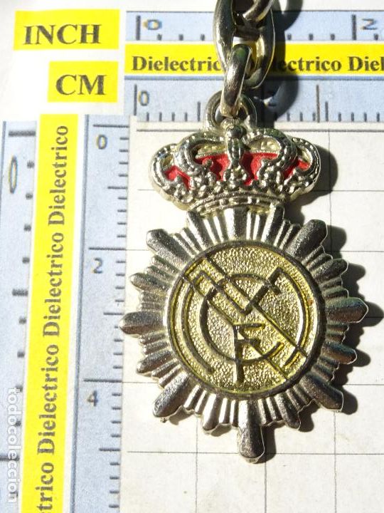 Sammlung von Schl&uuml;sselanh&auml;ngern: LLAVERO DE DEPORTES. F&Uacute;TBOL. REAL MADRID CF. AL MERITO DEL HINCHA FIEL ESTADIO SANTIAGO BERNABEU