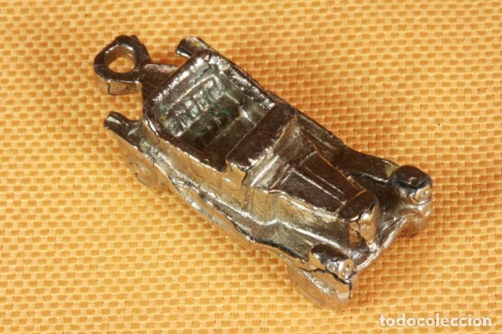 Sammlung von Schl&uuml;sselanh&auml;ngern: Llavero miniatura coche cl&aacute;sico. Miniature classic car key ring.