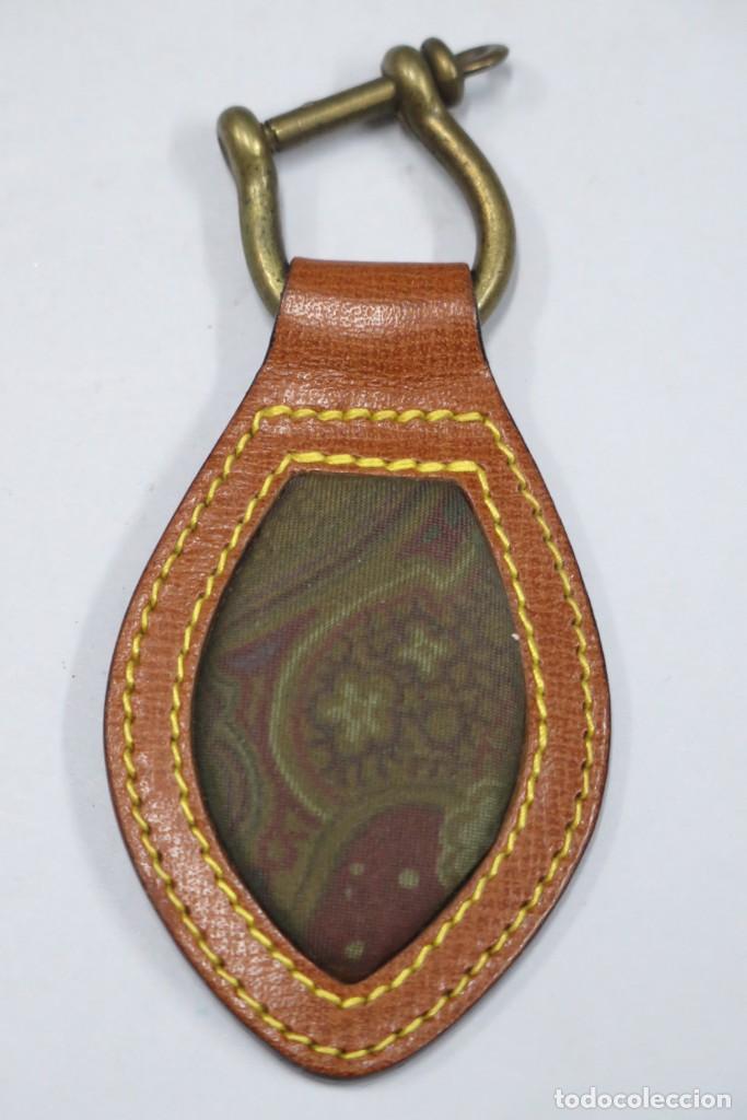 Collection of Keychains: LLAVERO. PIEL