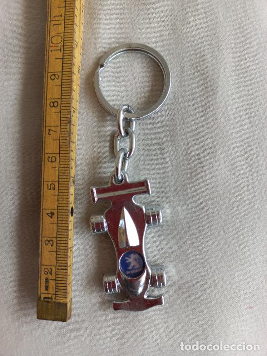 Coleccionismo de llaveros: LLAVERO CON COCHE FORMULA 1 F1. MINIATURA DE METAL CON EL LOGO DE PEUGEOT