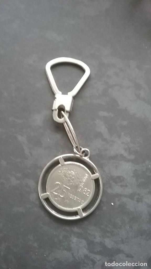 Colecionismo de porta-chaves: Llavero moneda engarzada de 25 ptas 1982 (620)