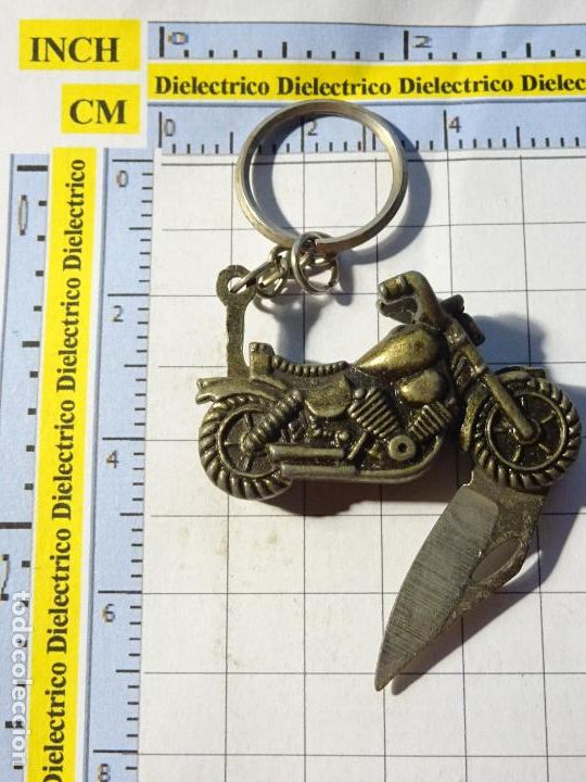 Collection of Keychains: LLAVERO DE MINIATURAS FIGURITAS. MOTO TIPO ARLEY CON NAVAJA NAVAJITA