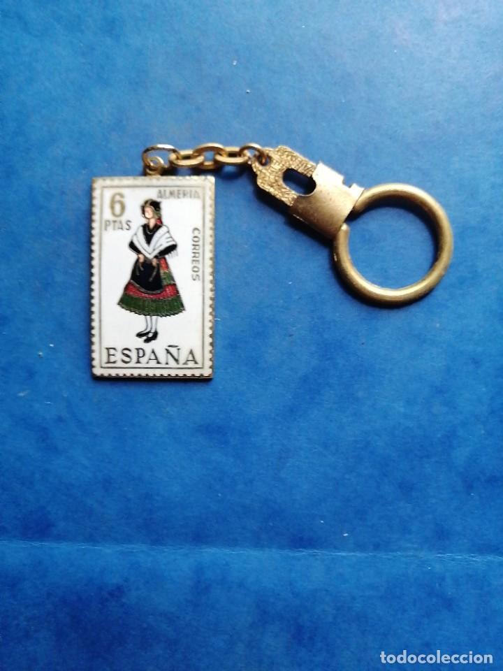 Sammlung von Schl&uuml;sselanh&auml;ngern: Llavero forma sello 6 pesetas esmalte traje t&iacute;pico Almeria