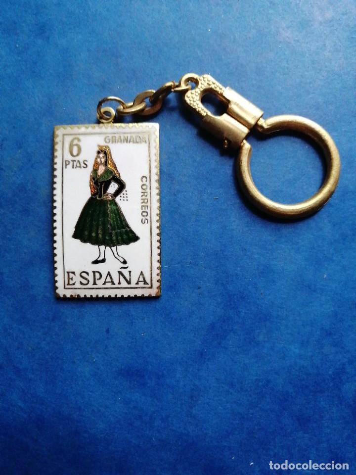 Sammlung von Schl&uuml;sselanh&auml;ngern: Llavero forma sello 6 pesetas esmalte traje t&iacute;pico Granada
