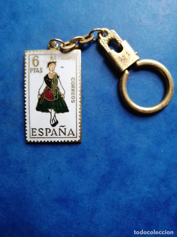 Sammlung von Schl&uuml;sselanh&auml;ngern: Llavero forma sello 6 pesetas esmalte traje t&iacute;pico Asturias