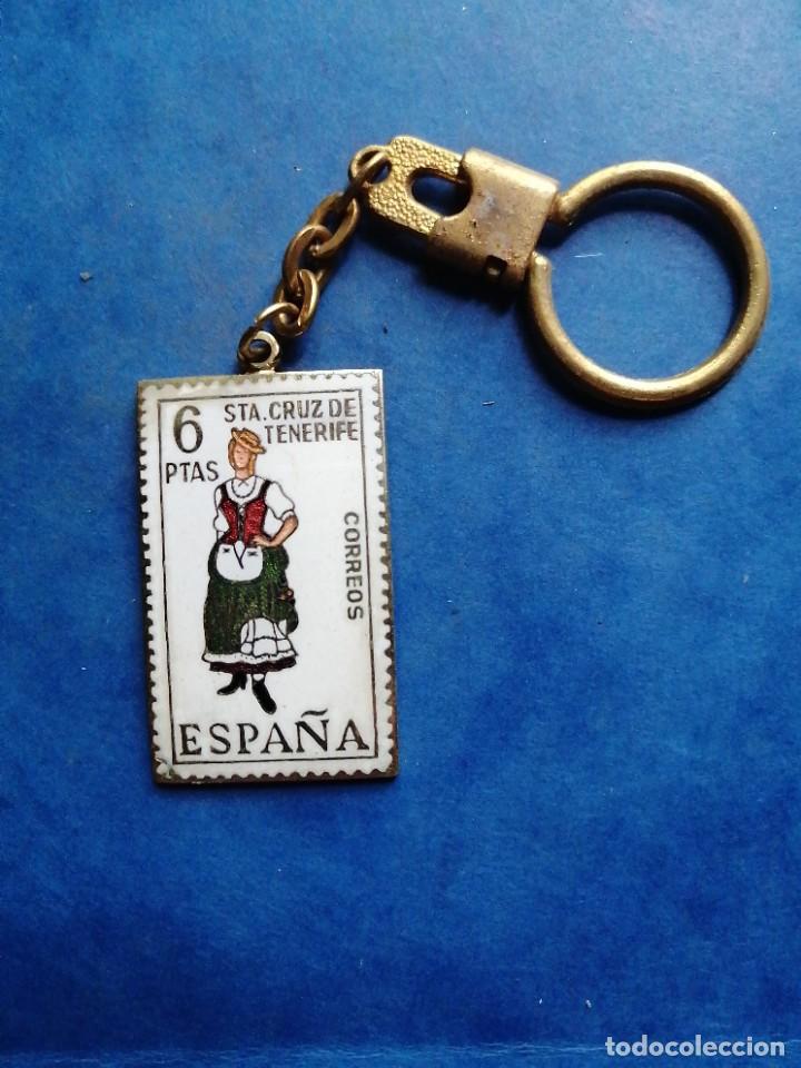 Sammlung von Schl&uuml;sselanh&auml;ngern: Llavero forma sello 6 pesetas esmalte traje t&iacute;pico Santa Cruz de Tenerife