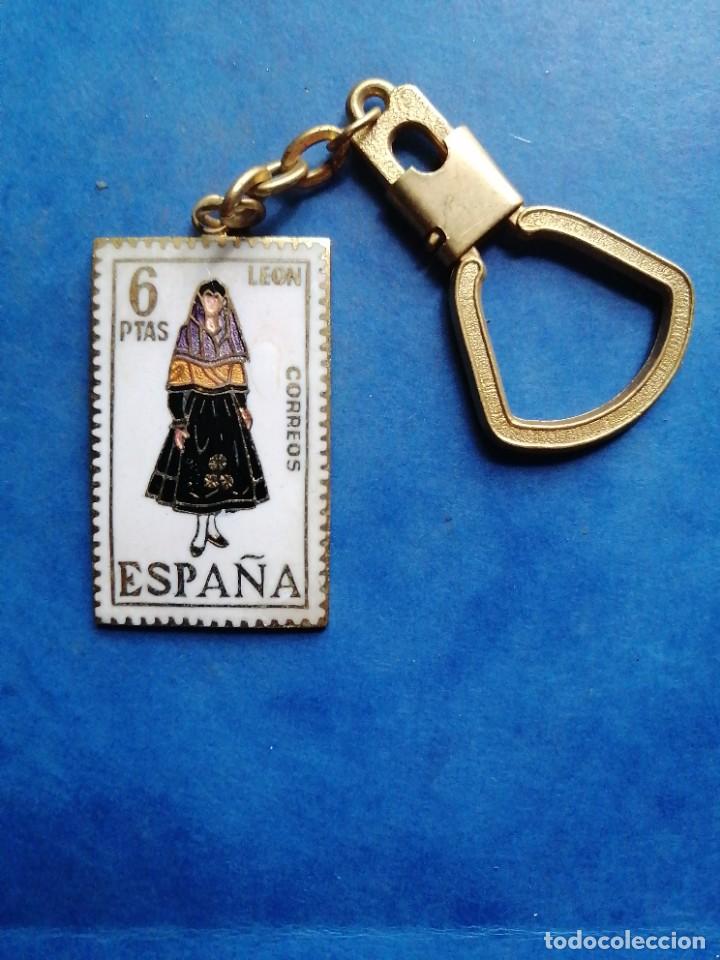 Sammlung von Schl&uuml;sselanh&auml;ngern: Llavero forma sello 6 pesetas esmalte traje t&iacute;pico Le&oacute;n