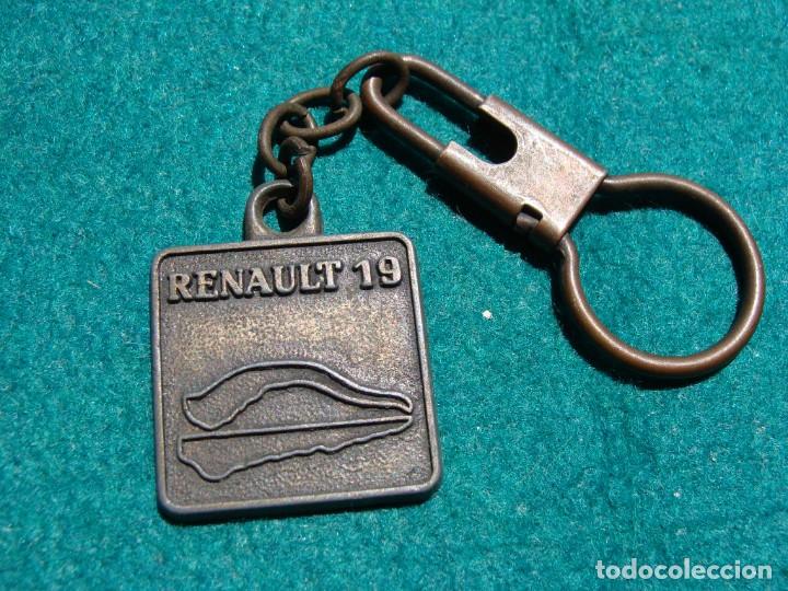 Coleccionismo de llaveros: LLAVERO ANTIGUO DE COLECCION RENAULT 19 LOGO EMBLEMA COCHE AUTOMOVIL
