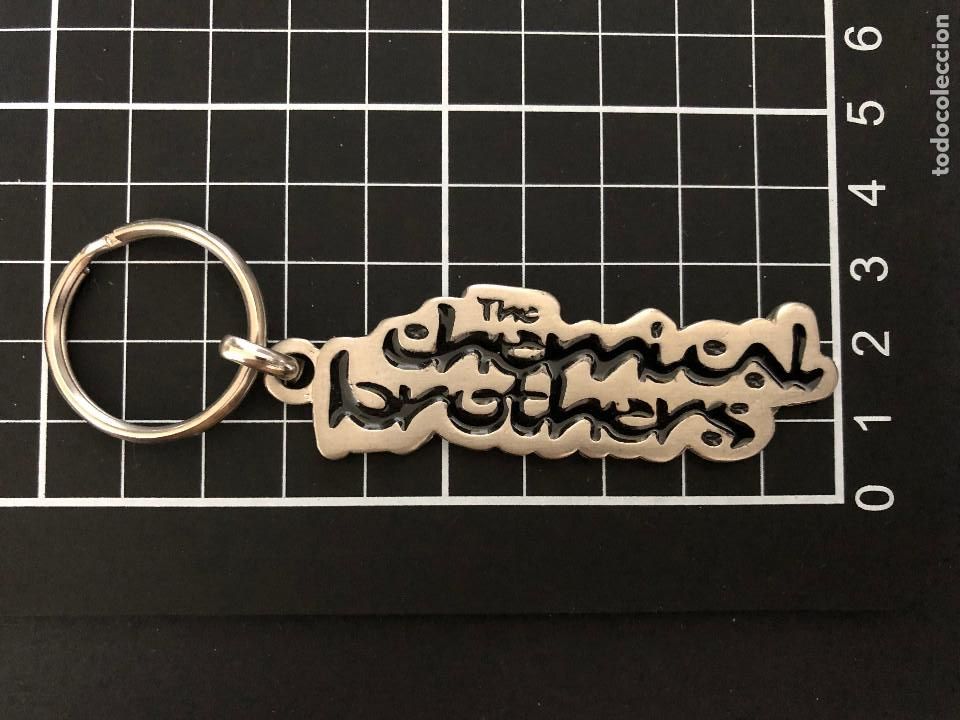 Collectionnisme de portes-cl&eacute;s: LLAVERO THE CHEMICAL BROTHERS MET&Aacute;LICO Y ESMALTADO