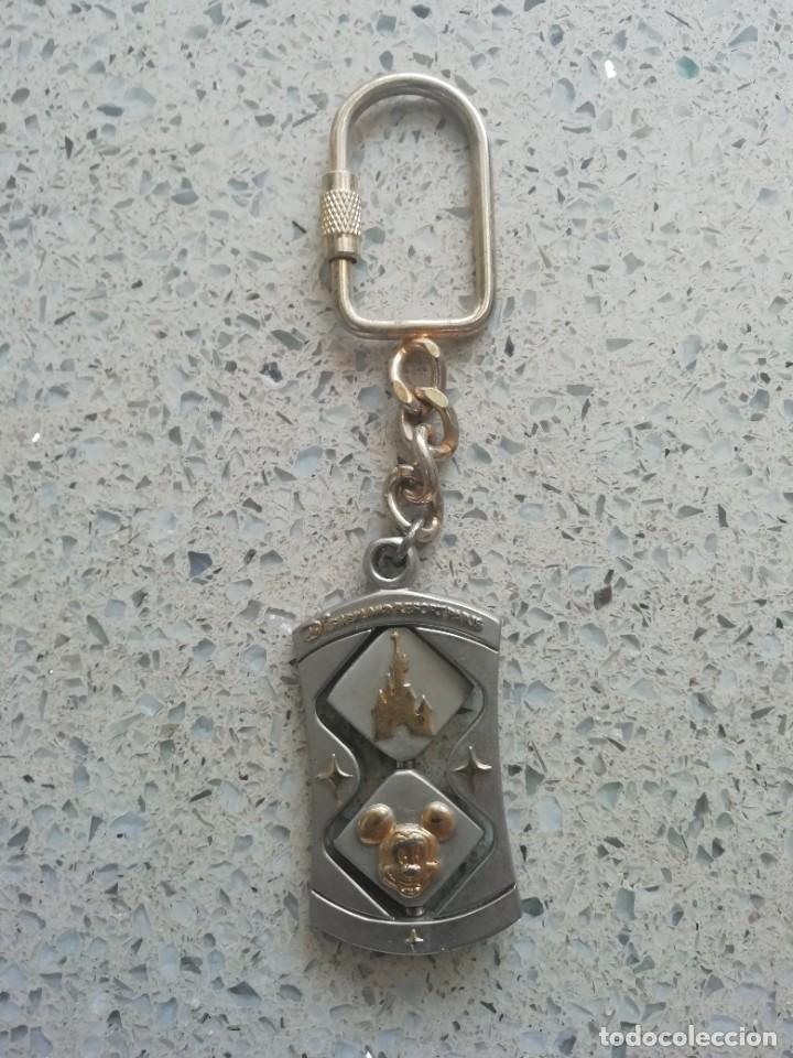 Coleccionismo de llaveros: Llavero mickey mouse de Disneyland resort Paris de metal giratorio