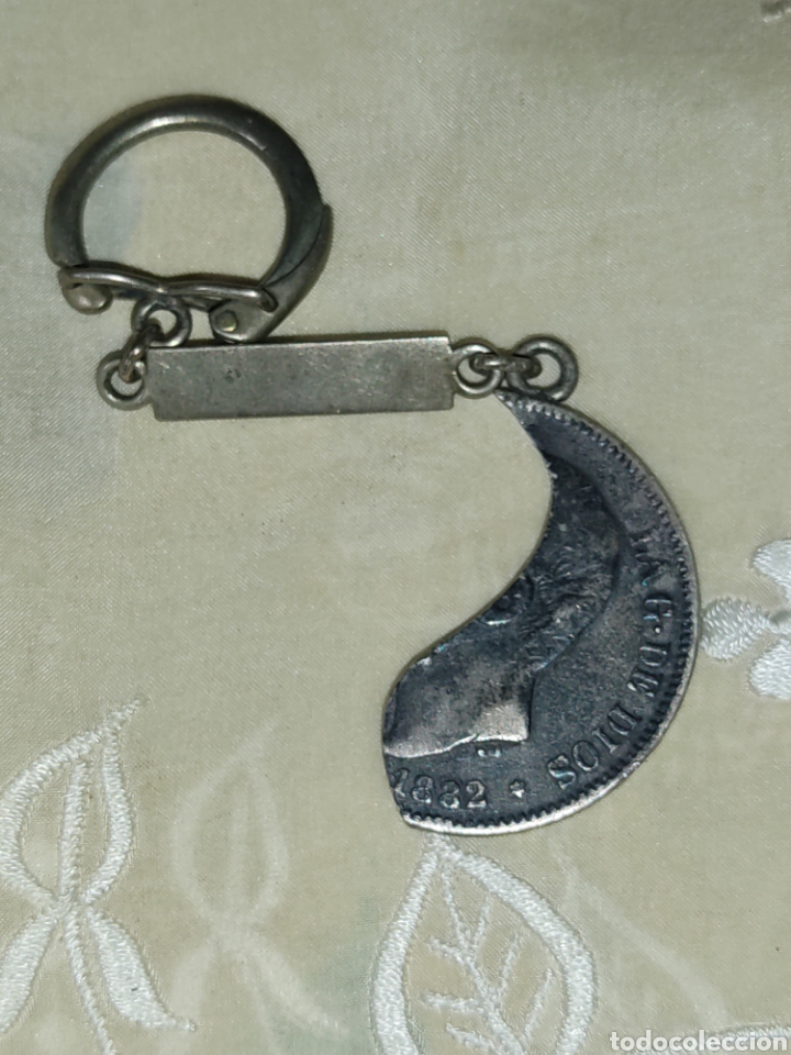 Coleccionismo de llaveros: Llavero con media moneda de plata creo que de 5 pesetas,1822.Con chapita para grabar.