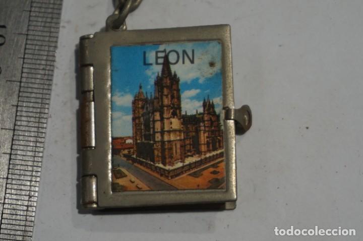 Coleccionismo de llaveros: C5/ llavero - librito con postales de leon - Foto 1